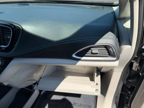Used 2023 Chrysler Pacifica Touring-L w/ Uconnect Theater Family Group FWD image 49