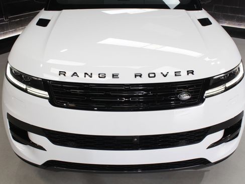 Used 2025 Land Rover Range Rover Sport SE AWD/4WD image 6