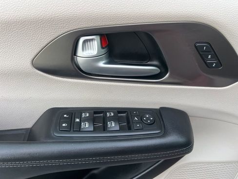 Used 2018 Chrysler Pacifica Limited image 25