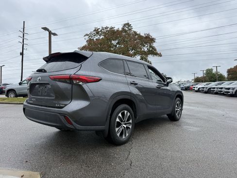 Used 2022 Toyota Highlander XLE image 5