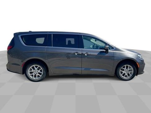 Used 2023 Chrysler Pacifica Touring-L FWD image 9