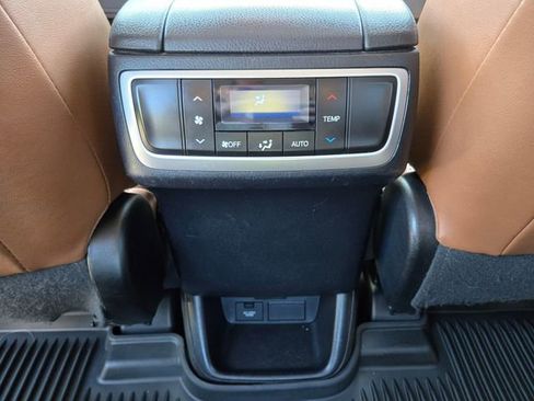 Used 2019 Toyota Highlander Limited AWD/4WD image 17
