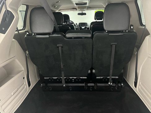 Used 2016 Chrysler Town & Country Touring image 12