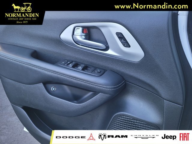 Used 2024 Chrysler Pacifica Limited FWD image 14