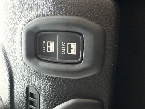 Used 2022 Jeep Wrangler Unlimited Sahara AWD/4WD image 23