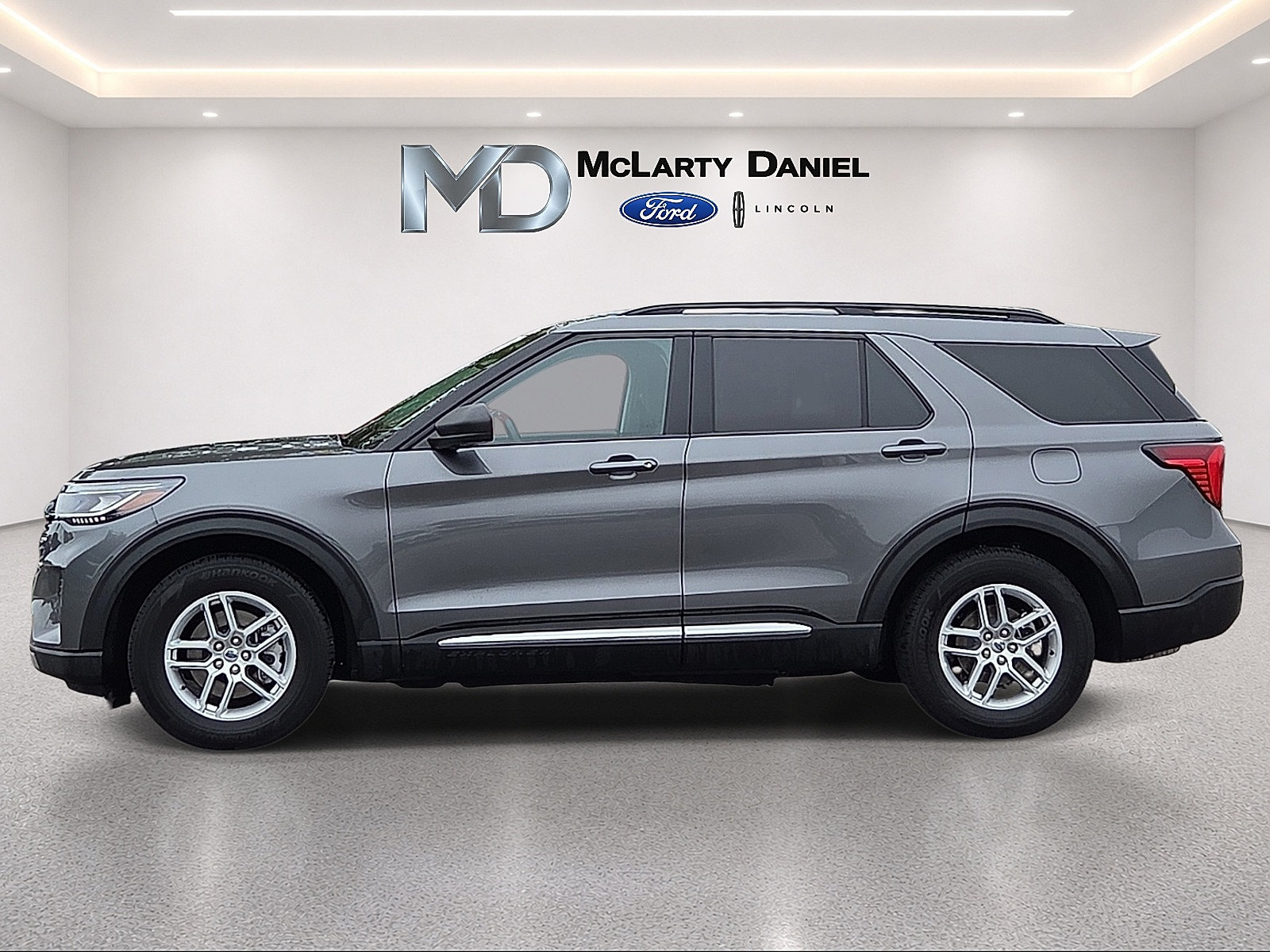 Used 2025 Ford Explorer Active RWD image 3