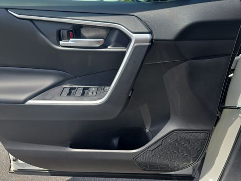Used 2025 Toyota RAV4 XLE FWD image 25