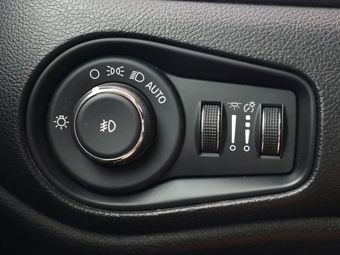 Used 2020 Jeep Renegade Latitude w/ LED Lighting Group FWD image 23