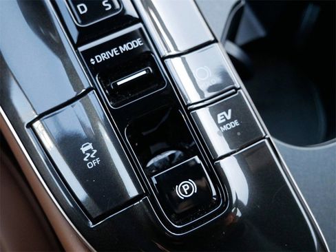 Used 2025 Toyota Crown Signia XLE image 23