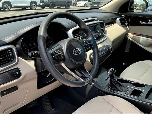 Used 2017 Kia Sorento LX image 13