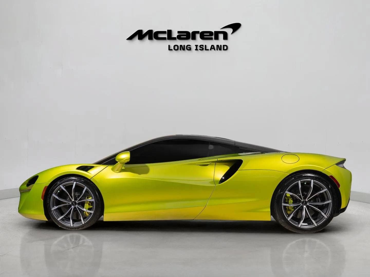 Used 2023 McLaren Artura RWD image 7