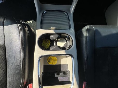 Used 2017 Dodge Grand Caravan SXT image 27