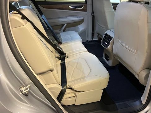 Certified 2025 Volkswagen Atlas SE FWD image 12