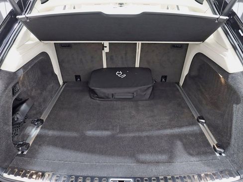 Used 2024 Bentley Bentayga Plug-In Hybrid image 49