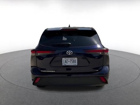 Used 2025 Toyota Highlander LE FWD image 12