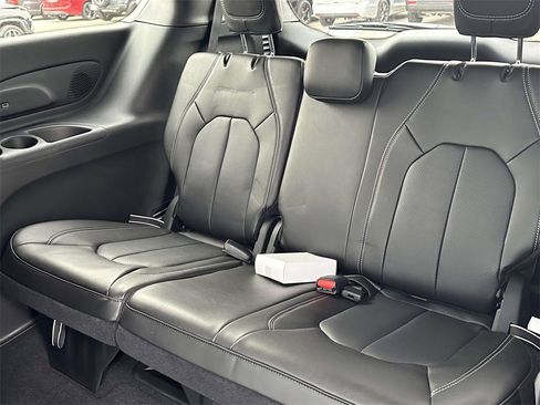 New 2026 Chrysler Pacifica Select image 9