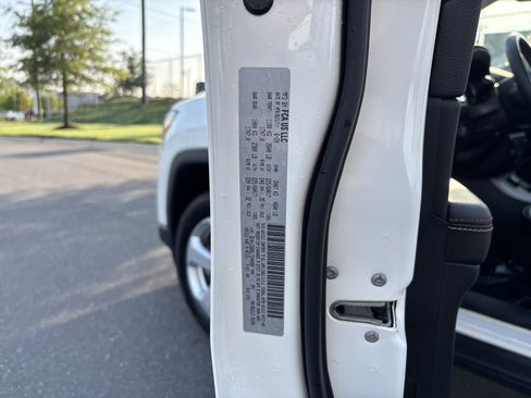 Used 2020 Jeep Compass Latitude AWD/4WD image 35