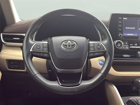 Used 2020 Toyota Highlander XLE image 28