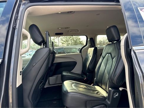 Used 2017 Chrysler Pacifica Touring-L Plus image 12