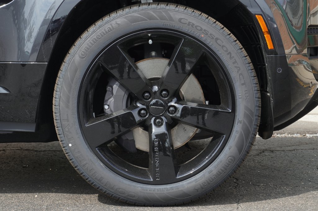 Used 2026 Land Rover Defender 130 X-Dynamic SE AWD/4WD image 8