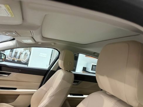 Used 2018 Jaguar XF Premium image 18