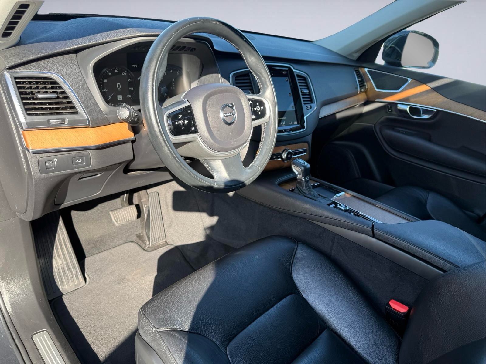 Used 2021 Volvo XC90 T6 Momentum w/ Climate Package AWD/4WD image 12