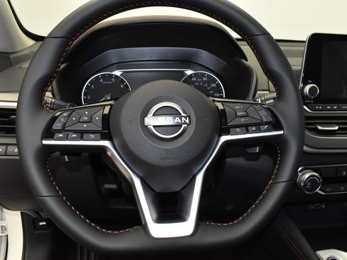 Used 2025 Nissan Altima 2.5 SR FWD image 18