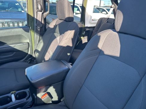 Used 2023 Jeep Wrangler Unlimited w/ Sun & Screen Package image 35