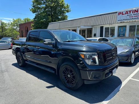 Used 2018 Nissan Titan SV w/ SV Convenience Package AWD/4WD image 3