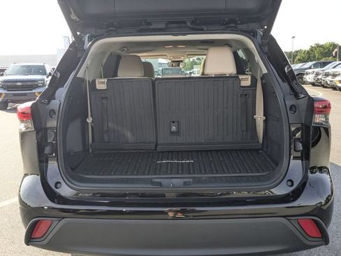Used 2021 Toyota Highlander XLE AWD/4WD image 25