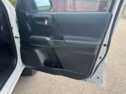 Used 2016 Toyota Tacoma TRD Sport w/ Towing Package image 12