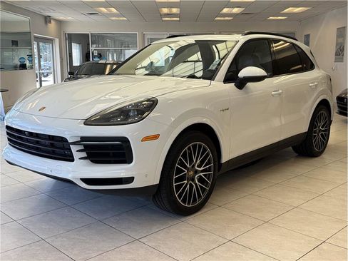 Used 2022 Porsche Cayenne E-Hybrid w/ Premium Plus Package image 9