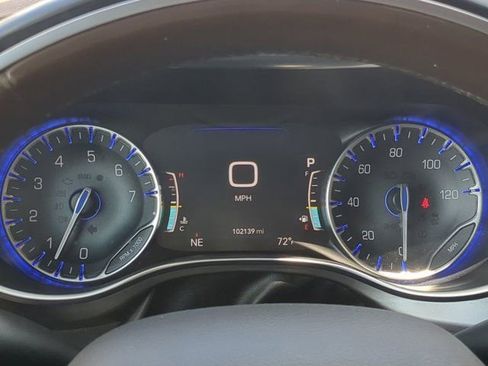 Used 2017 Chrysler Pacifica Limited image 27