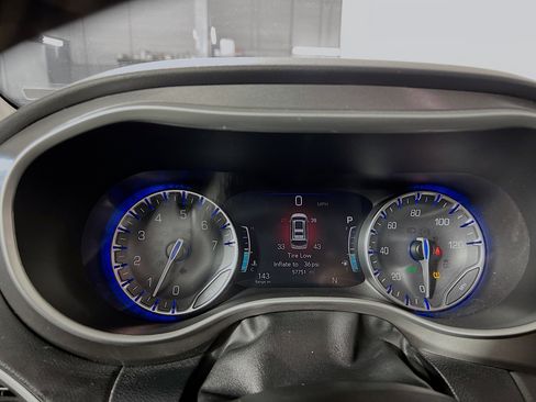 Used 2024 Chrysler Pacifica Touring-L image 21