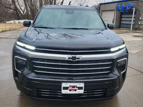 Used 2025 Chevrolet Traverse High Country image 2