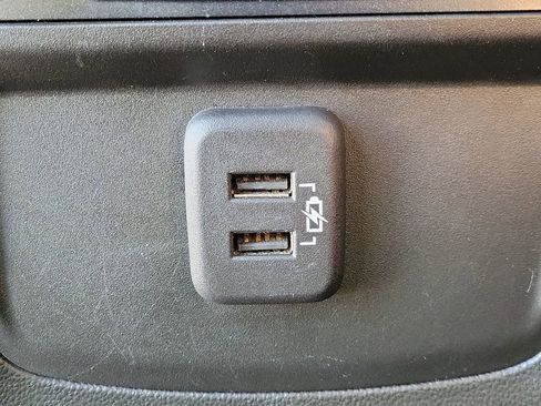 Used 2021 Buick Enclave Essence image 14