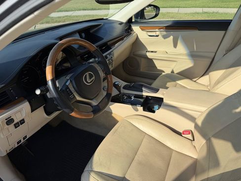 Used 2014 Lexus ES 300h w/ Luxury Package w/Bamboo Trim FWD image 9