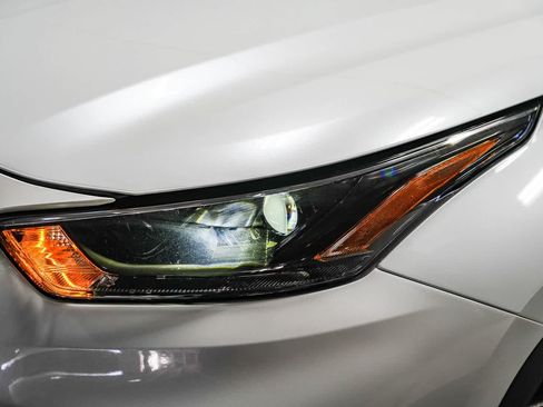 Used 2022 Toyota Highlander XLE AWD/4WD image 2