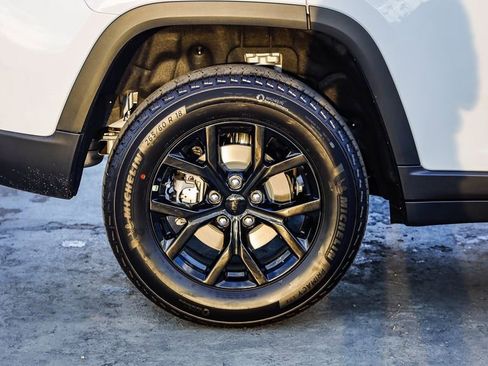 New 2025 Jeep Grand Cherokee Altitude image 12