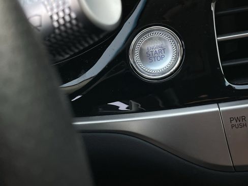 Used 2025 Genesis G70 2.5T image 16