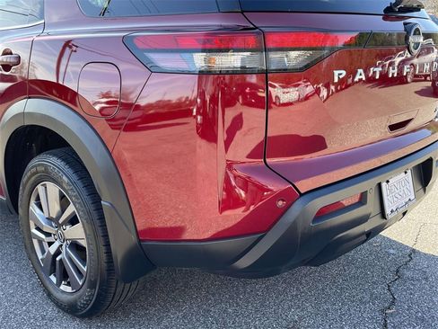 Used 2023 Nissan Pathfinder SV image 12