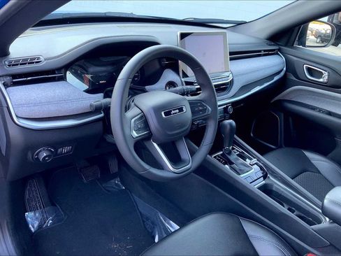 Used 2024 Jeep Compass Latitude image 31