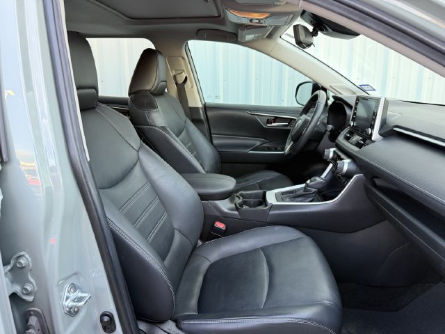 Used 2021 Toyota RAV4 XLE Premium FWD image 31