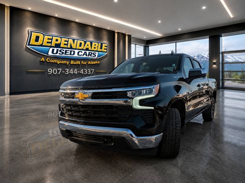 Used 2025 Chevrolet Silverado 1500 LT AWD/4WD image 2