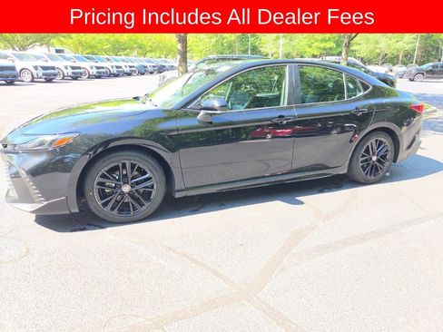 Used 2025 Toyota Camry SE FWD image 1
