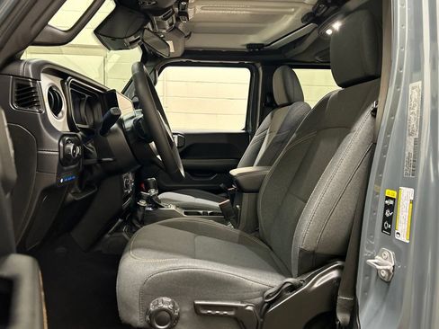 Used 2025 Jeep Wrangler Unlimited Sahara w/ Safety Group AWD/4WD image 7