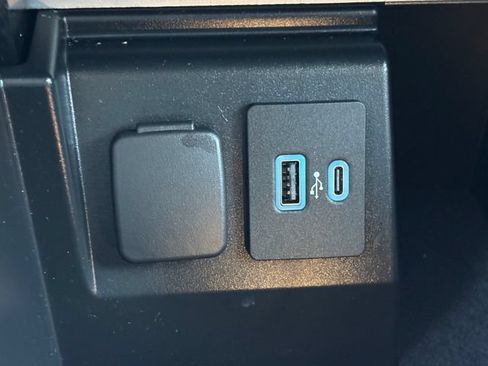 Used 2022 Ford Explorer XLT w/ Equipment Group 202A AWD/4WD image 13
