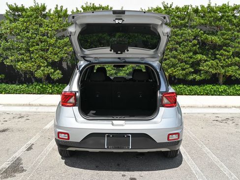 Used 2023 Hyundai Venue SE FWD image 9