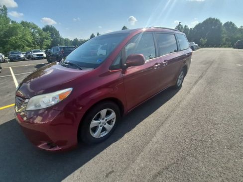 Used 2017 Toyota Sienna LE FWD image 1
