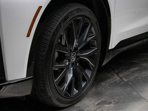 Used 2025 Toyota Crown Signia image 7